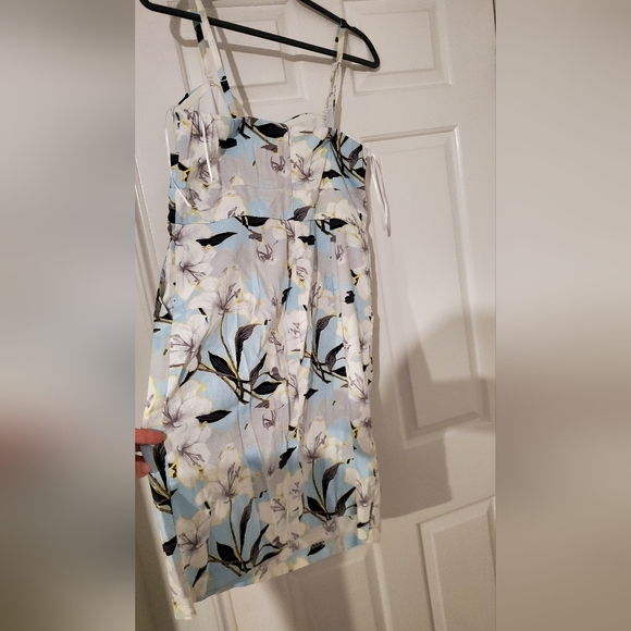 🌷Host Pick🌷Strapless Summer Dress - Picture 2 of 9